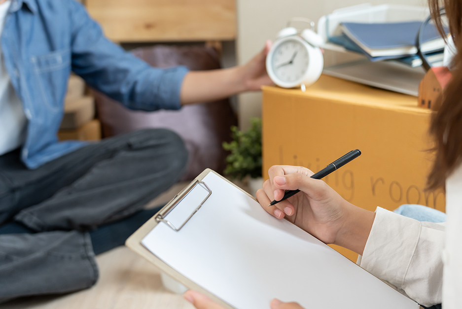 pessoa fazendo anotações de itens para mudança