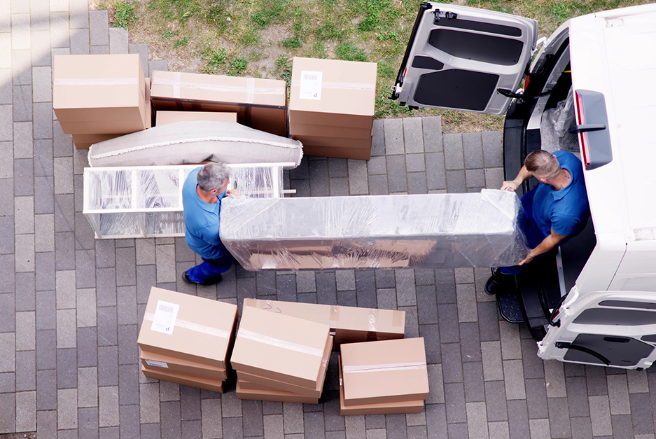 Equipe carregando caixas de mudança em uma van.