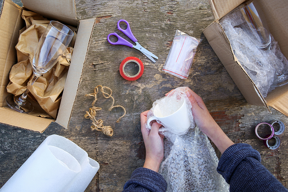 mbalando itens frágeis com plástico bolha.
