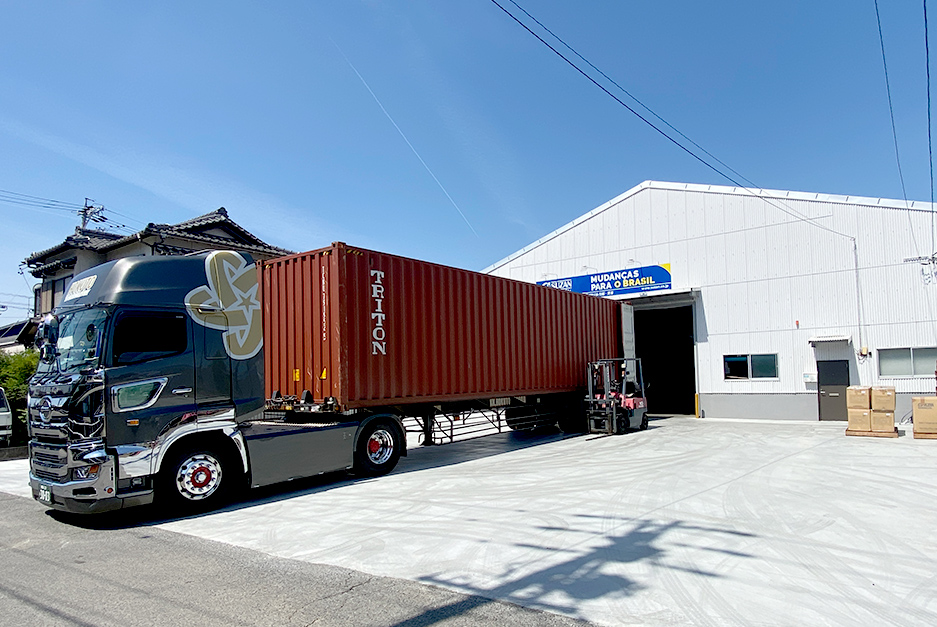 Armazém da Suzan em Aichi com container e caminhão parado em frente