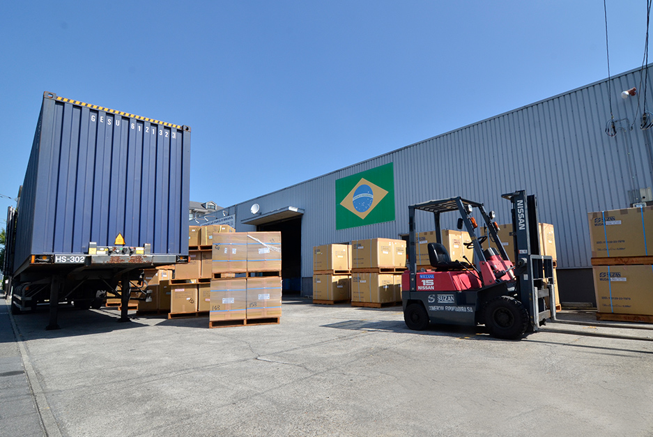 Empilhadeira carregando caixas em um container na unidade de Ota-shi, Gunma-ken