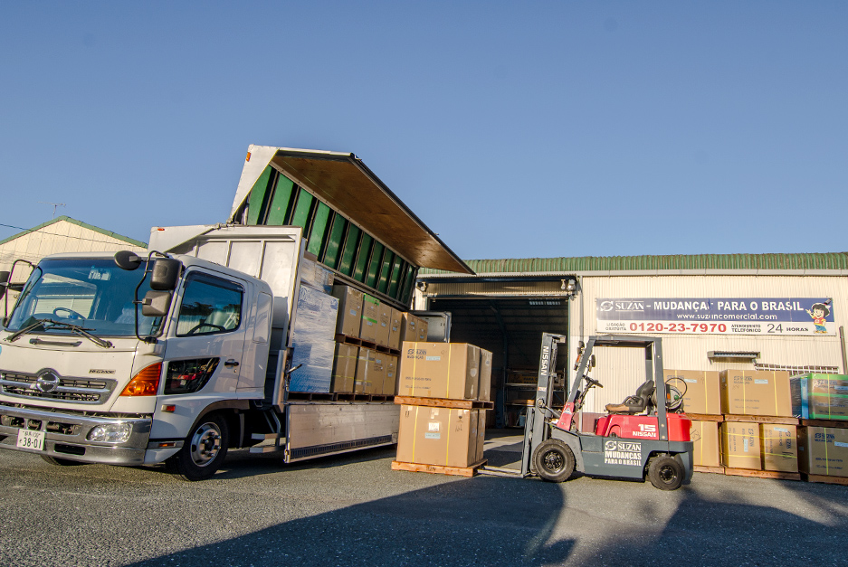 Caminhão sendo carregado na unidade da Suzan em Hamamatsu