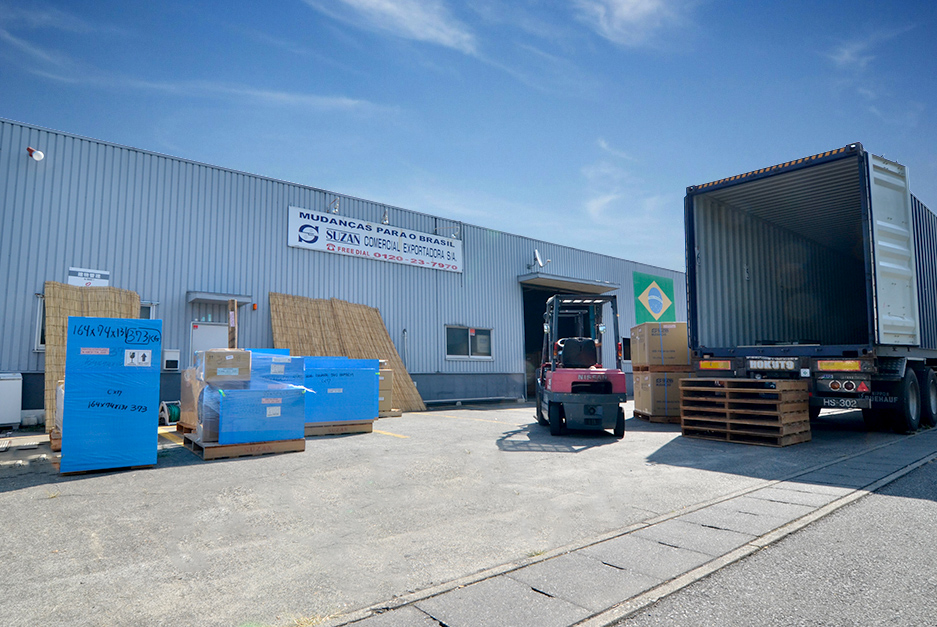 Matriz da Suzan em Gunma Ota, depósito com container sendo carregado